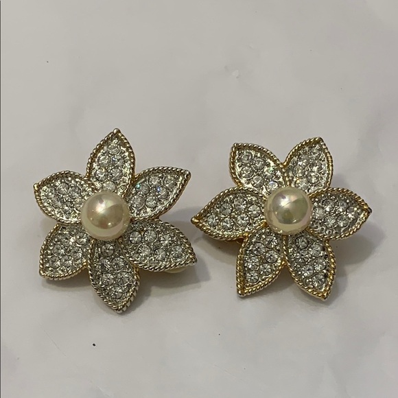 Clip On Gold Tone Diamond Leaf Pearl Earrings - Picture 1 of 6